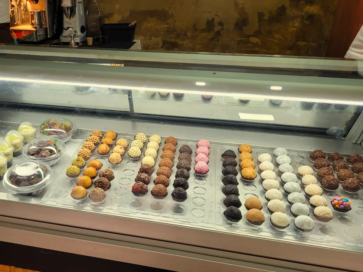Vitrine com brigadeiros de vários sabores